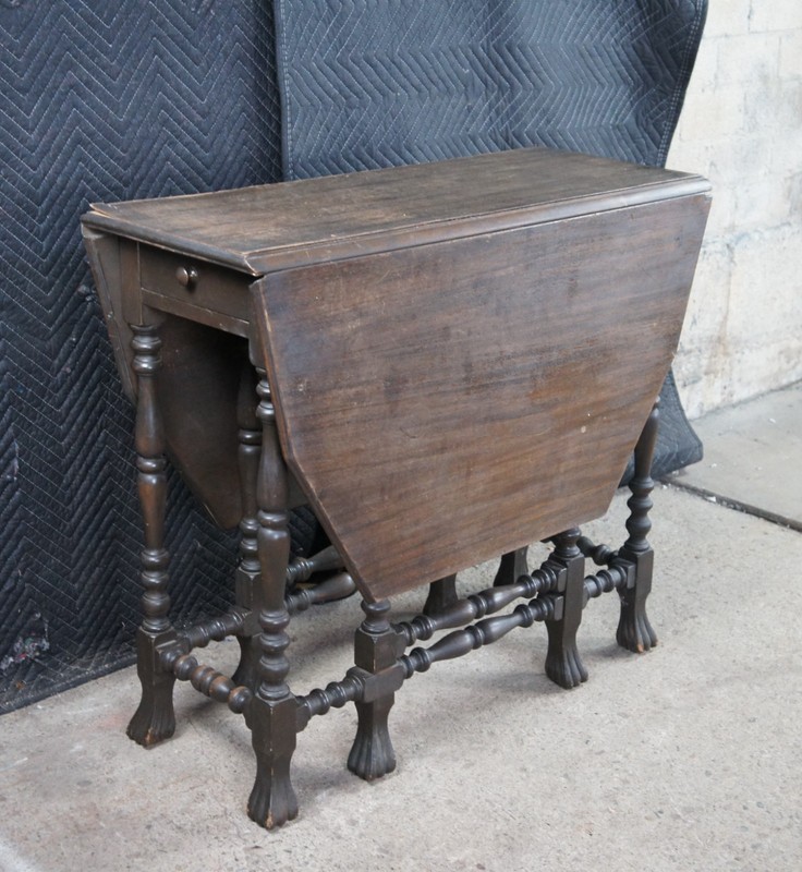 Antique William & Mary Style Walnut Dropleaf Gateleg Parlor Table gallery