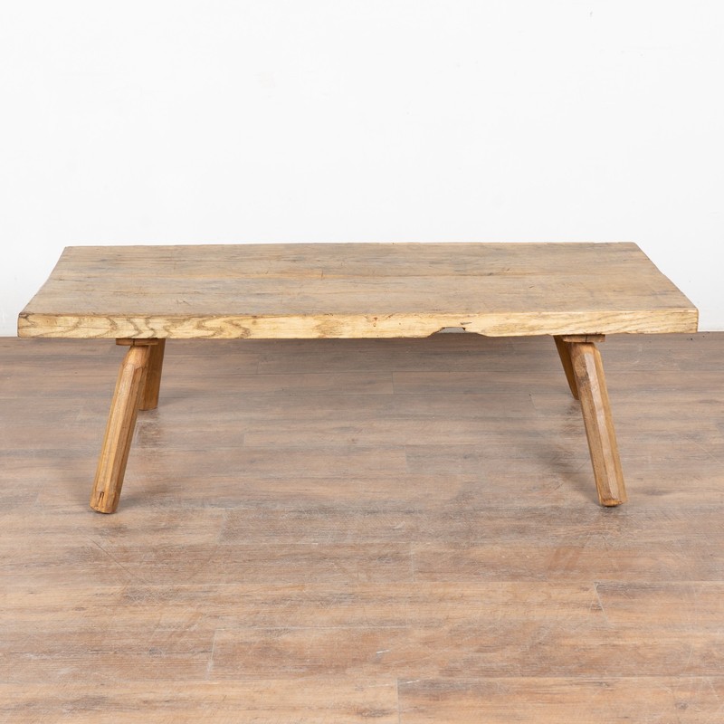 Early 20th Century Rustic Peg Leg Coffee Table gallery