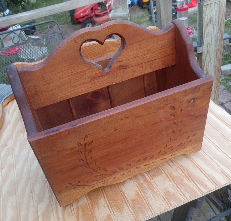 Pine Carved Magazine Rack / Magazine Stand (MR126)