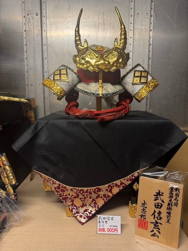 Wearable Japanese Samurai Kabuto Helmet Takeda Shingen Gogatsu Doll Storage Box