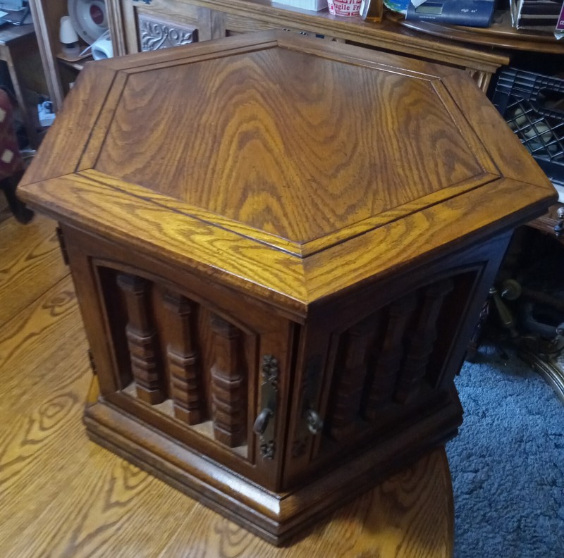 Mid Century Oak Hexagon End Table / Side Table (ET192)