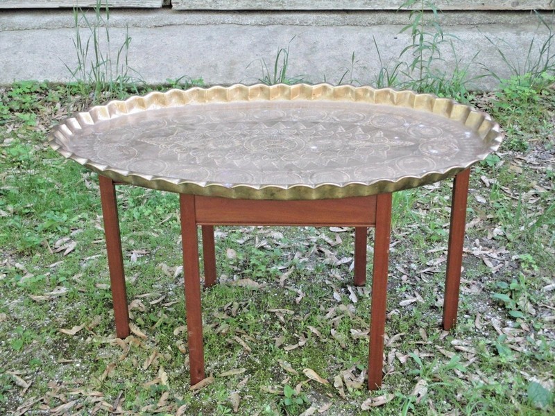 MID CENTURY MODERN FOLDING TEAKWOOD COFFEE TABLE WITH ENGRAVED BRASS TOP