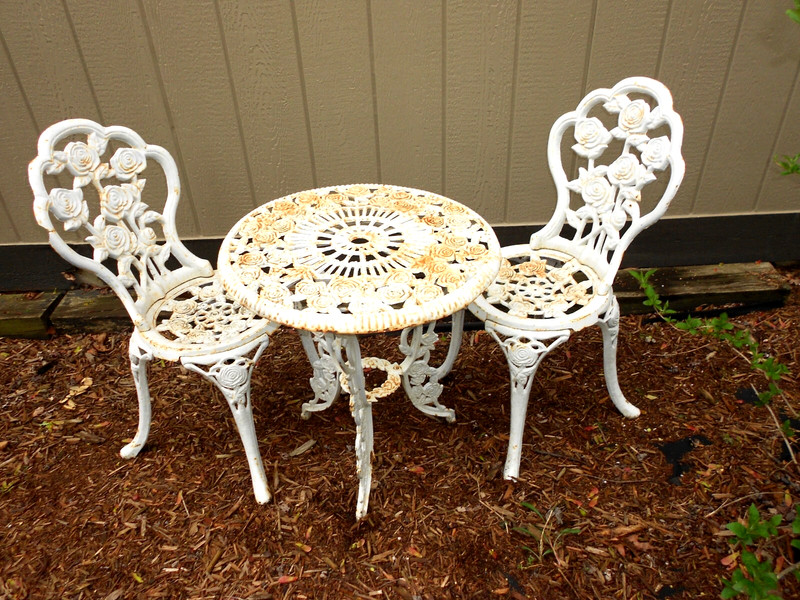ANTIQUE ORIGINAL ORNATE CAST IRON ROSE PATTERN GARDEN TABLE 23x25in + 2 CHAIRS!!