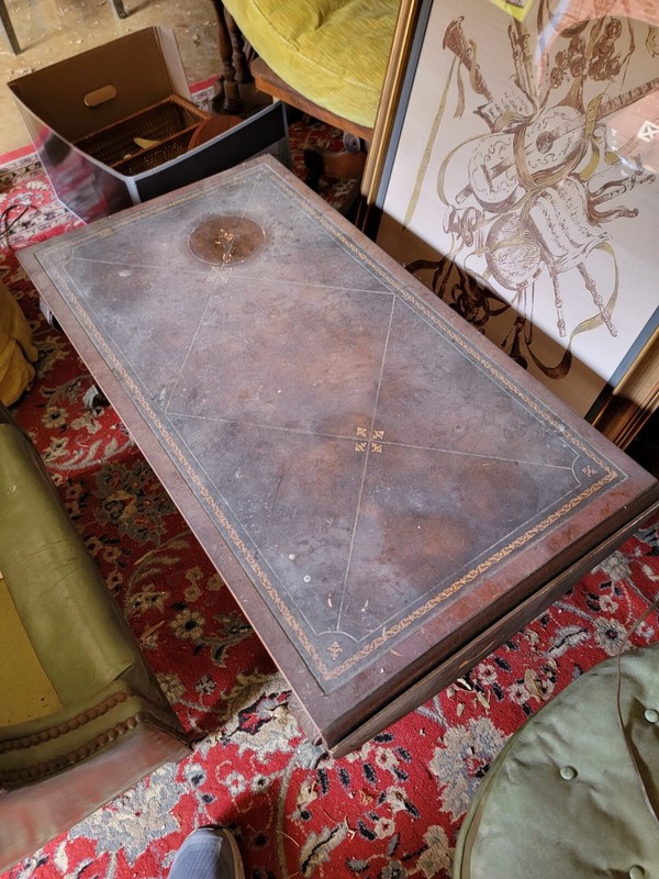 VINTAGE WEIMAN GEORGIAN STYLE TOOLED LEATHER TOP MAHOGANY COFFEE TABLE gallery