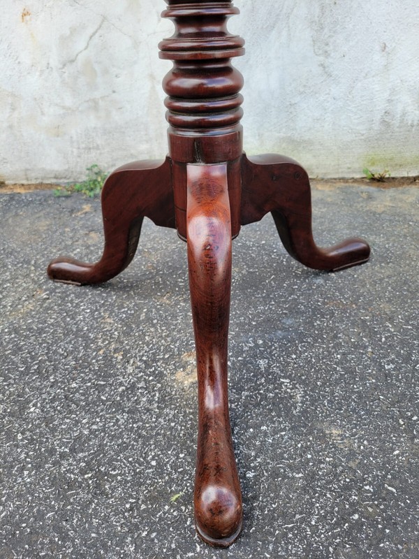 Exquisite 19th Century American Queen Anne Mahogany Tilt-Top Table gallery