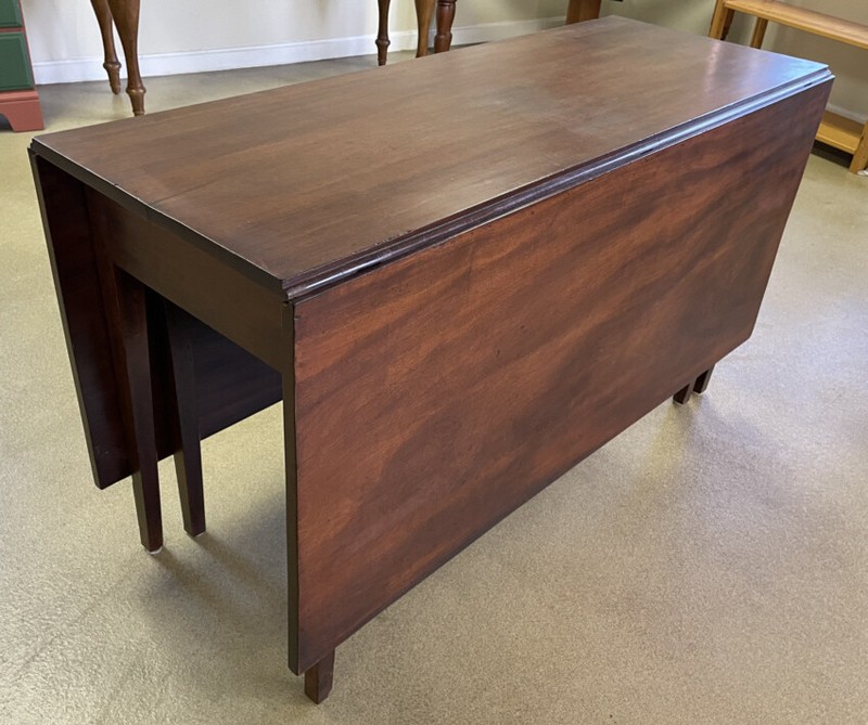 Rare American Hepplewhite San Domingo mahogany dining table Federal period c1810
