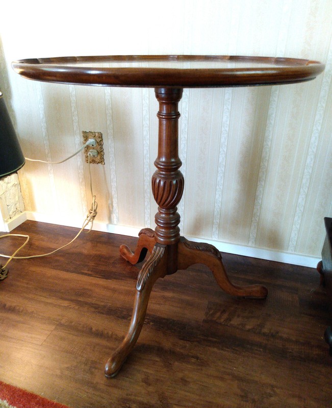VICTORIAN PIE CRUST TABLE, in WALNUT. ENGLISH c 1890. 25" x 26". FINE CONDITION gallery