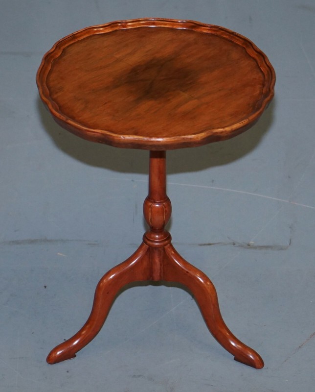 LOVELY VINTAGE WALNUT PIE CRUST EDGE TRIPOD LAMP SIDE END WINE TABLE THREE LEG gallery