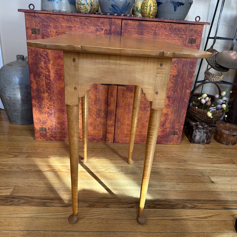 David T. Smith Tiger Maple Queen Anne Style Tea Table Ohio Artisan gallery