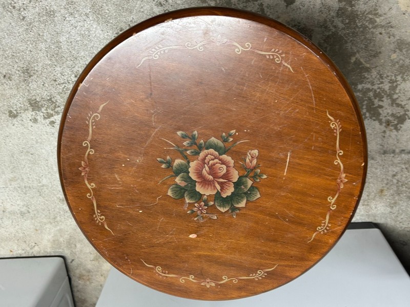 European-style Floral End Table with matching Magazine Rack