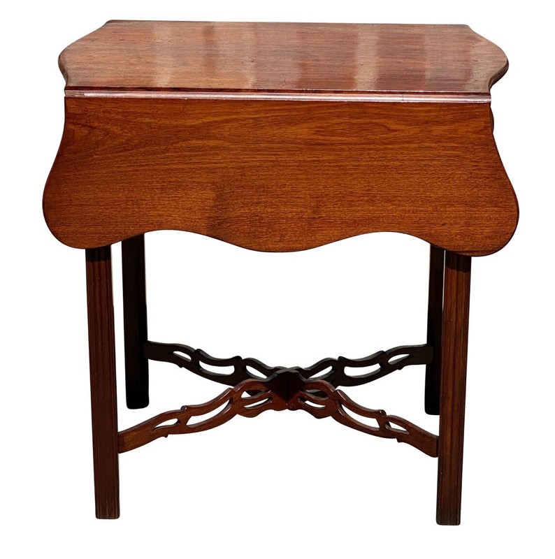 ANTIQUE CHIPPENDALE STYLE MAHOGANY DROP LEAF PEMBROKE TABLE WITH SERPENTINE TOP gallery