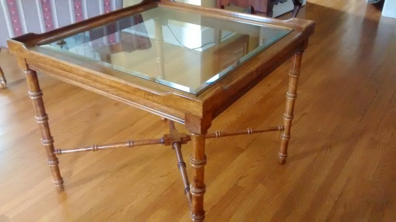 Square end table with beveled glass top inlay and raised edge 27x27x22 – EUC