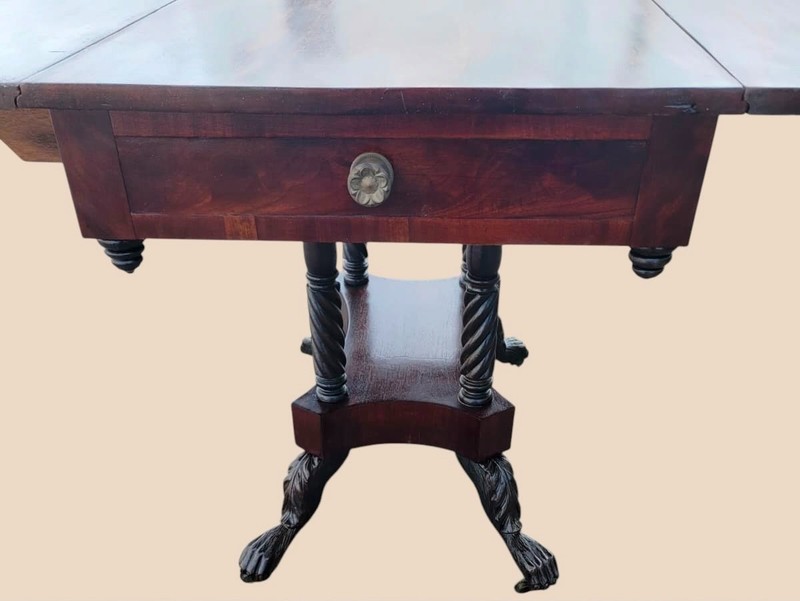 Early 19th Century Federal Mahogany Drop-Leaf Table gallery