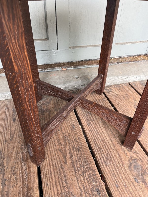 Arts & Crafts Period 28 1/2” Round Oak Through-Tenon Mission Style Lamp Table gallery