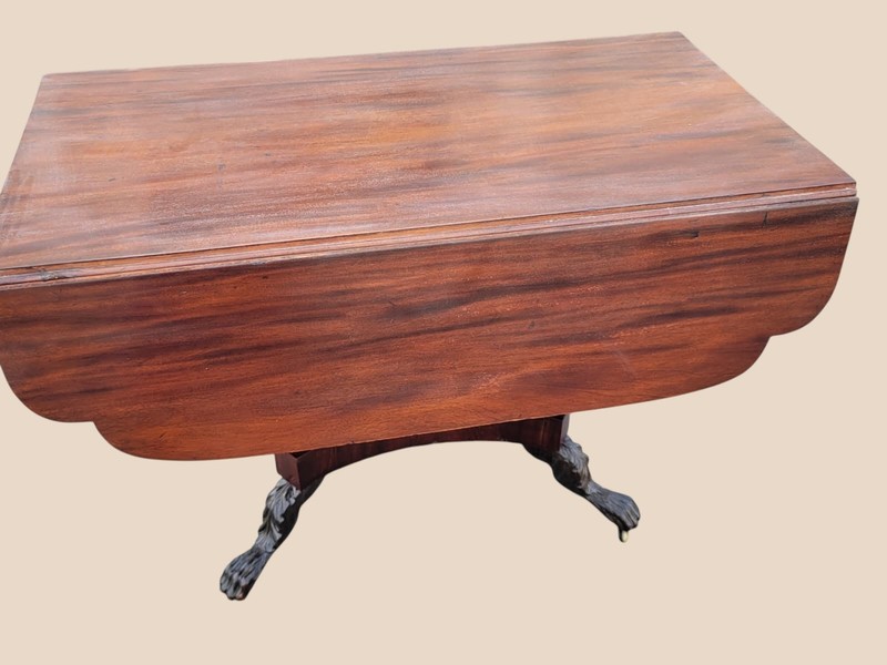 Early 19th Century Federal Mahogany Drop-Leaf Table gallery