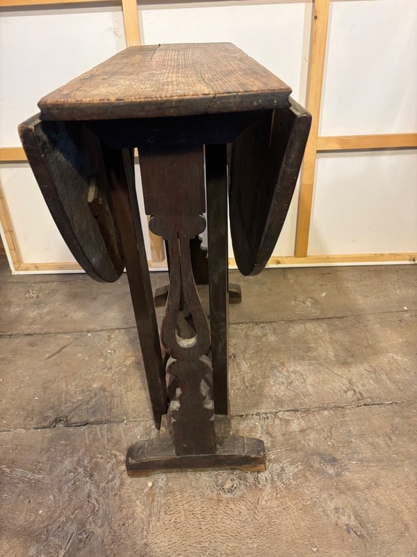 17th Century pedestal gateleg table