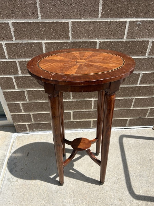 Oval Walnut End Table / Side Table (ET664)