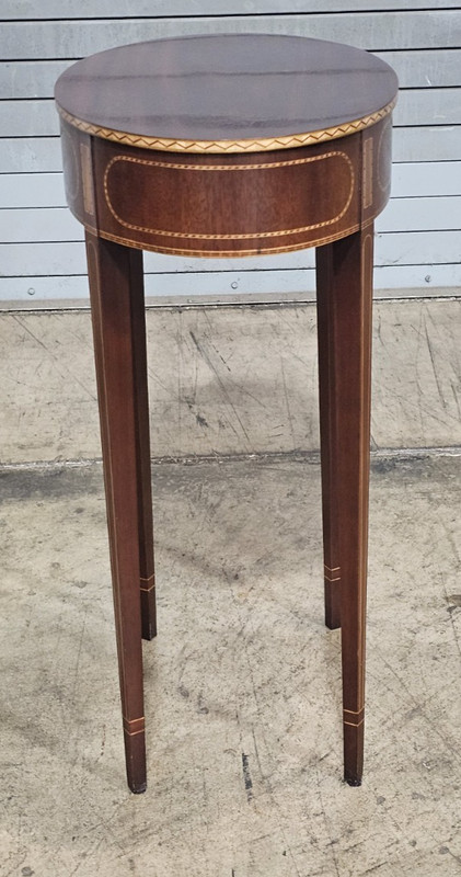 Baker Colonial Williamsburg Federal Style Mahogany Oval Inlaid Side Table Rare gallery