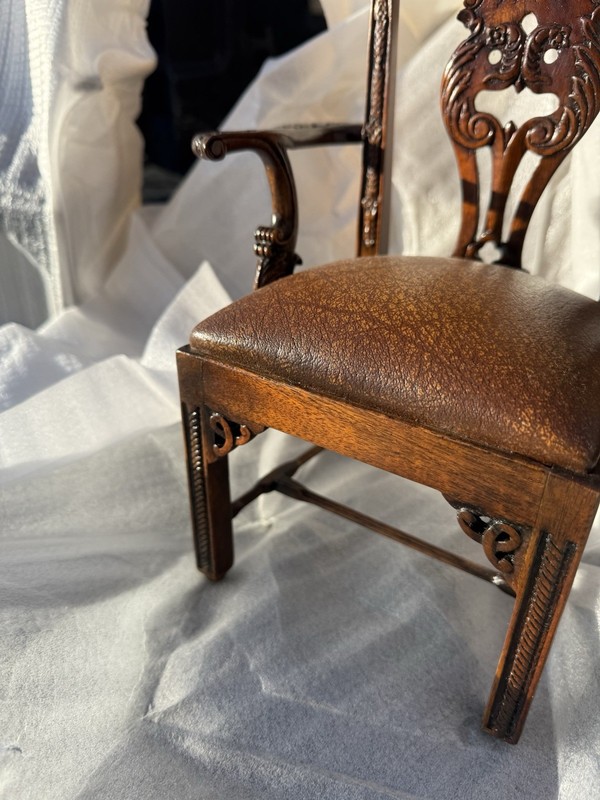 FINE NOS GEORGE III FLAWLESS MINIATURE THEODORE ALEXANDER HAND CARVED CHAIR gallery