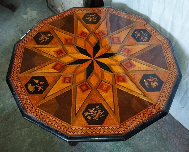 OLD DODECAGONAL DINING TABLE IN NOBLE WOOD MARQUETERY. SPAIN. XIX CENTURY