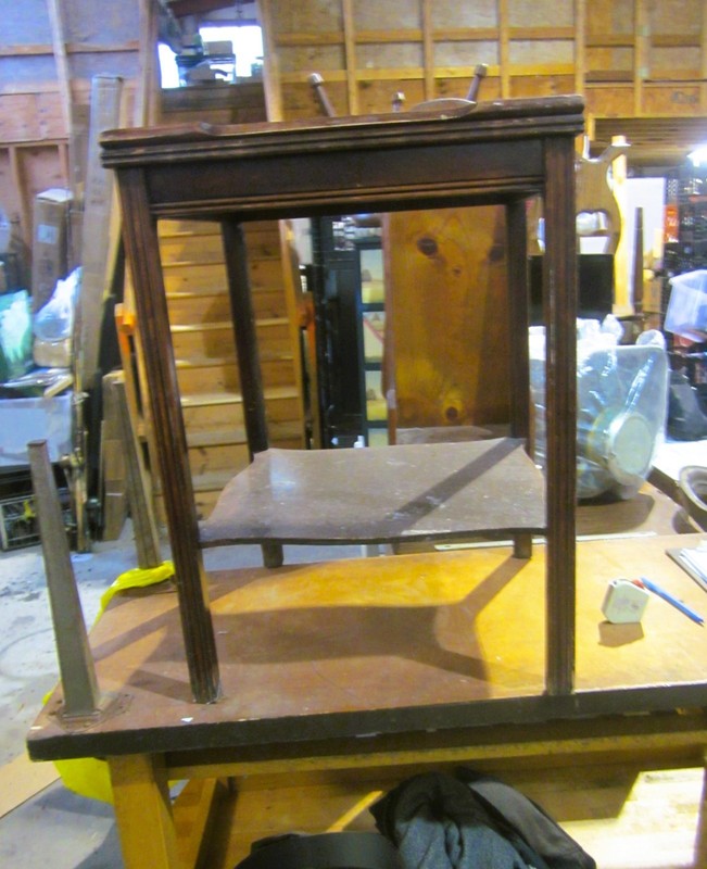 VTG DARK STAINED WOOD ACCENT/END TABLE W/RIMMED DECORATIVE EDGE
