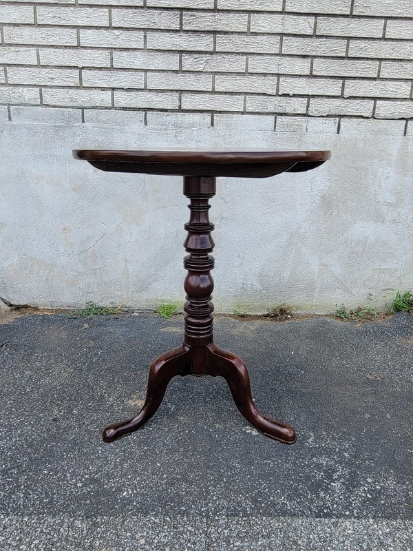 Exquisite 19th Century American Queen Anne Mahogany Tilt-Top Table gallery