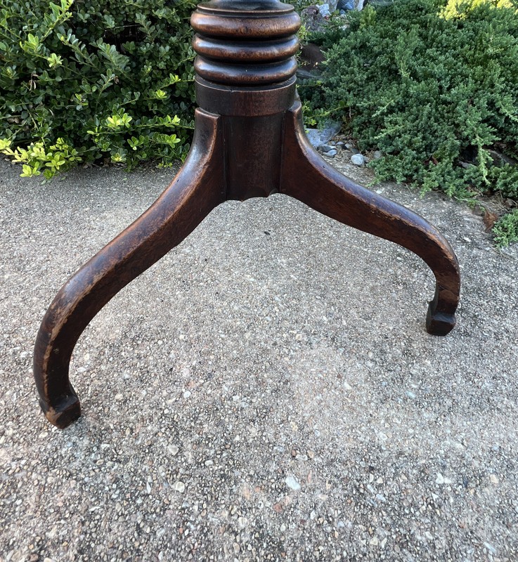 Federal Mahogany Candlestand turned post arched spider leg base 29x22” 19th C gallery
