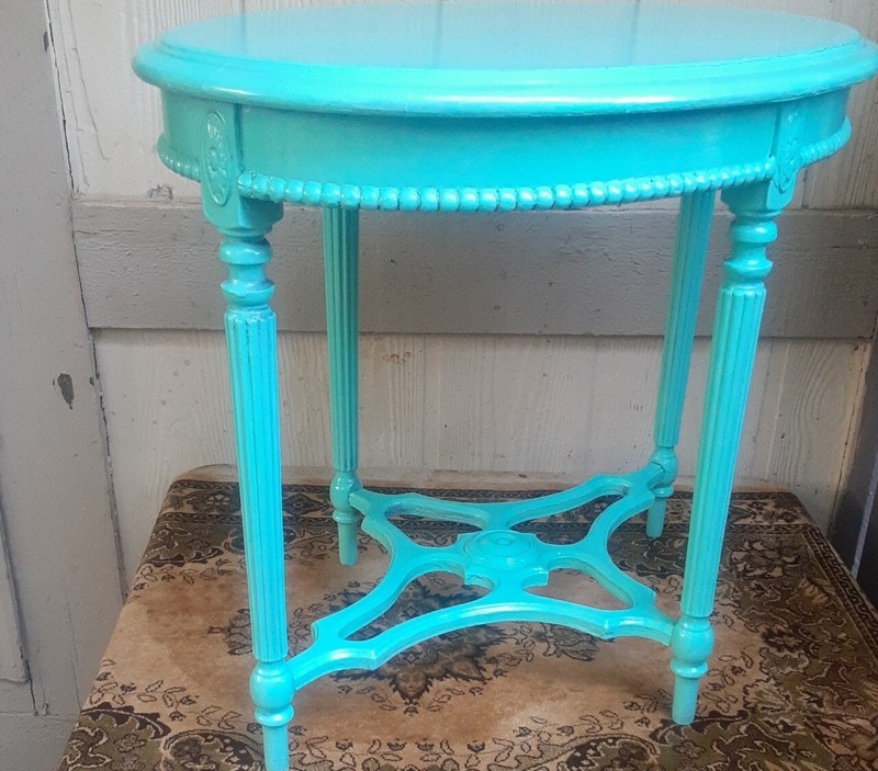VINTAGE DEPRESSION ERA SMALL CHILD SAMPLE SIZE PARLOR TABLE ORNATE WOOD CARVING