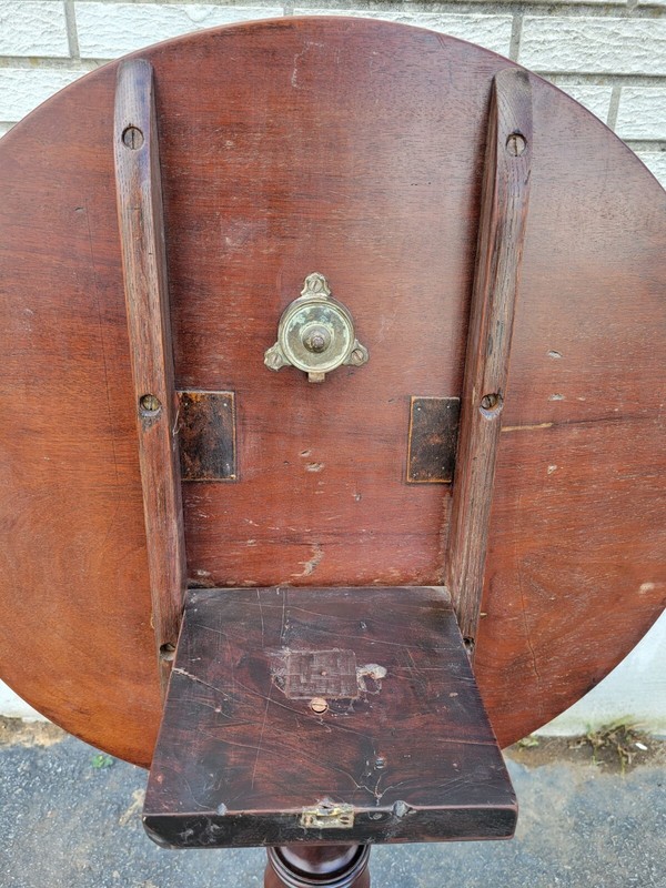 Exquisite 19th Century American Queen Anne Mahogany Tilt-Top Table gallery