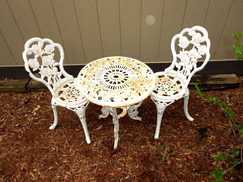 ANTIQUE ORIGINAL ORNATE CAST IRON ROSE PATTERN GARDEN TABLE 23x25in + 2 CHAIRS!! gallery