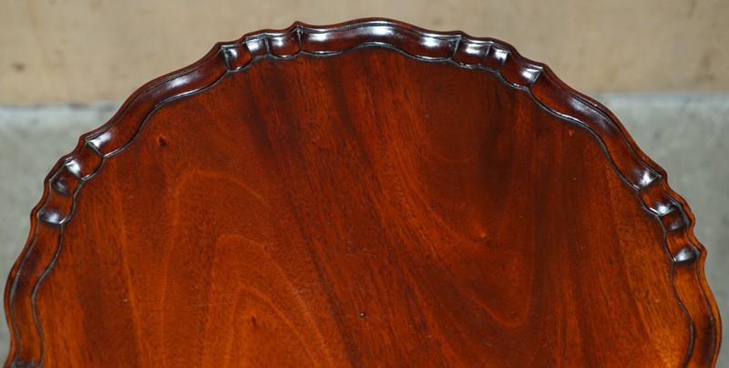 VINTAGE FLAMED MAHOGANY THOMAS CHIPPENDALE CLAW & BALL TRIPOD TABLE ROTATING TOP gallery