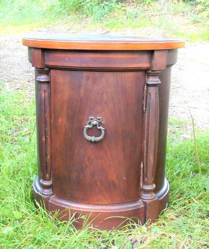 VINTAGE PAIR OF MID-CENTURY REGENCY SINGLE DOOR MAHOGANY DRUM TABLES gallery