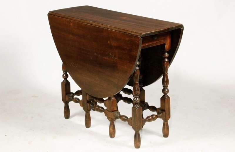 Vintage William & Mary Style Drop Leaf Gate Leg Breakfast Table