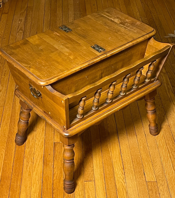 Vintage Rustic Colonial Maple Wood Dough Box End Table Lift Top Magazine Rack