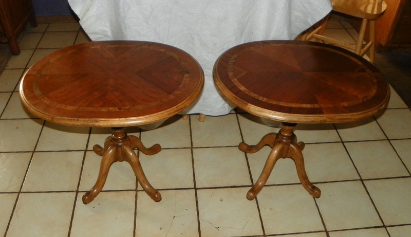 Oval Cherry And Burl Elm Inlaid Top End Table / (1 Table) (ET23)