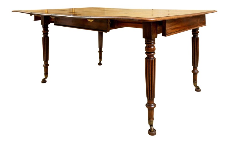 Early 19th Century Flame-Figured Mahogany Extension Dining Table
