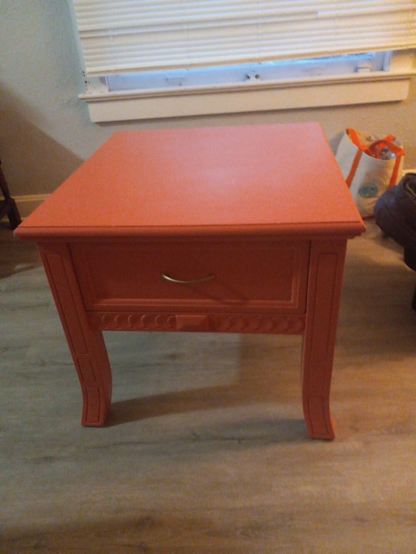 Beutiful End Table Very Good Quality Few Scraches. Very Thick Old School Wood