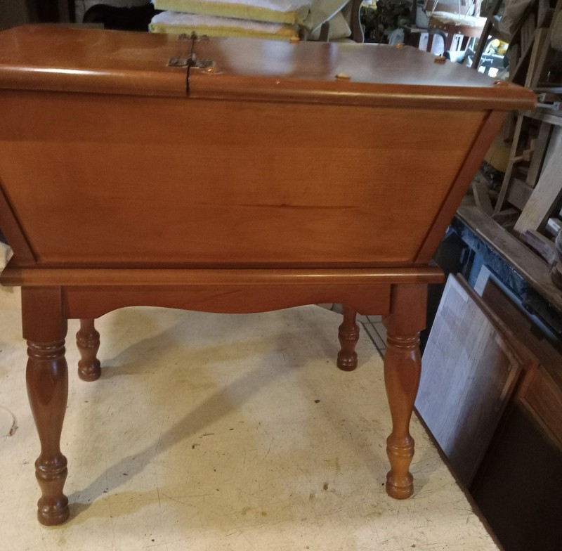 Mid Century Maple Doughboy End Table / Side Table (ET824) gallery