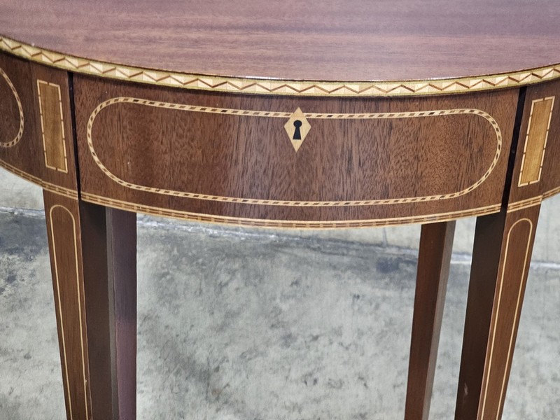 Baker Colonial Williamsburg Federal Style Mahogany Oval Inlaid Side Table Rare gallery