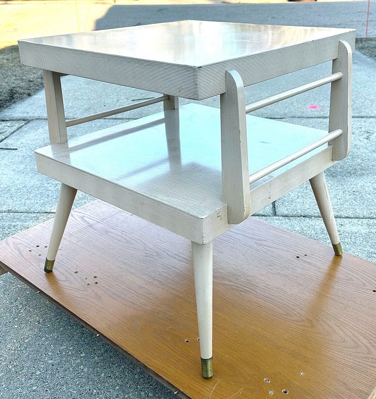 NO SHIPPING VINTAGE MCM BLONDE FORMICA END TABLE / SIDE TABLE REALLY SHARP