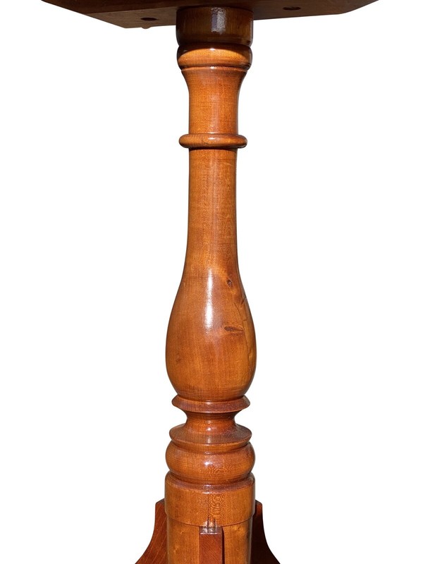 FEDERAL STYLE NEW ENGLAND CHERRY CANDLESTAND WITH RARE TRIPOD SPIDER LEGS gallery