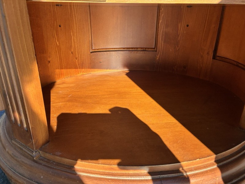This Ethan Allen Tuscan Oval Cabinet Drum Table gallery