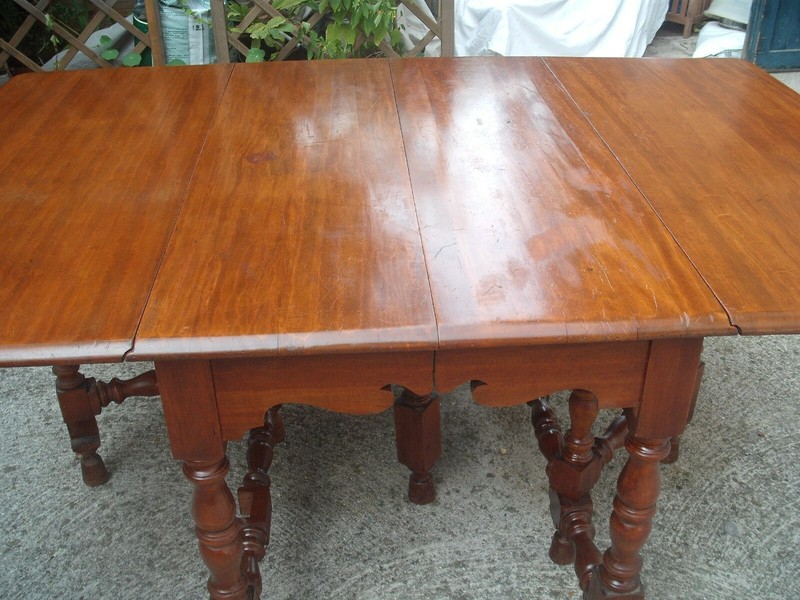 Antique Maple Gateleg Dining Table.