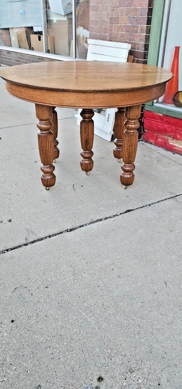 Antique Victorian Round Oak dining Table with Fluted legs