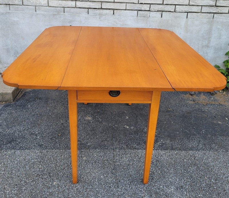 Charming 1940s American Solid Maple Drop Leaf Breakfast Table with one Drawer