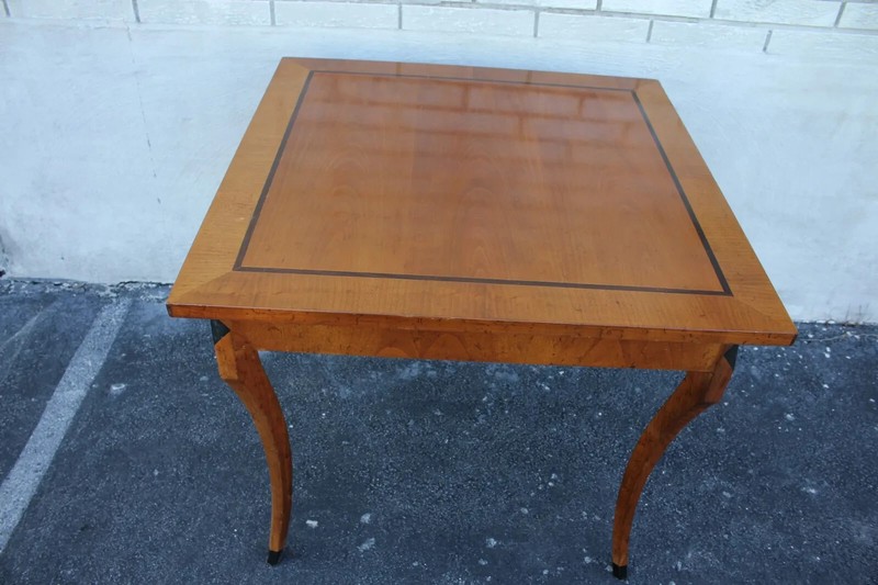 Great Italian Neo-Classical Inlaid Yew Wood Breakfast Game Side Table