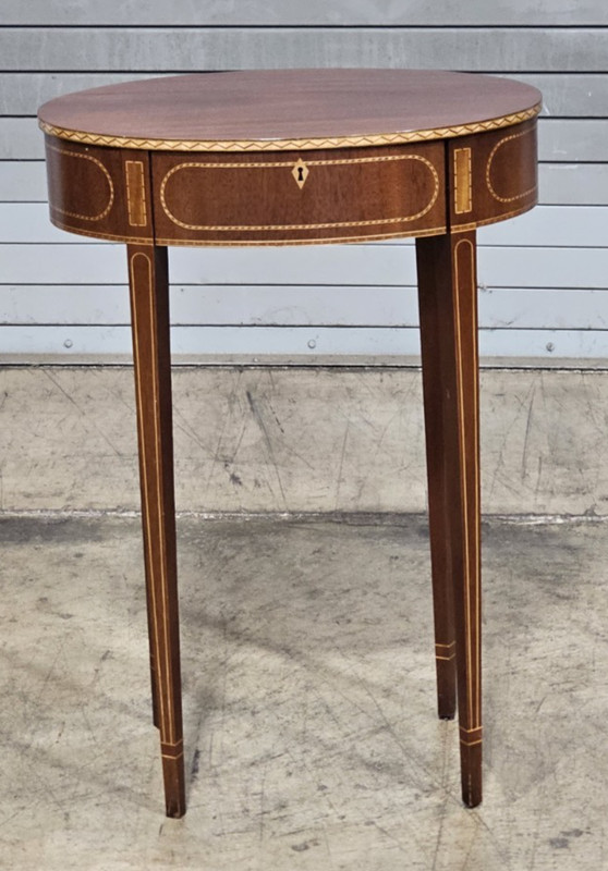 Baker Colonial Williamsburg Federal Style Mahogany Oval Inlaid Side Table Rare
