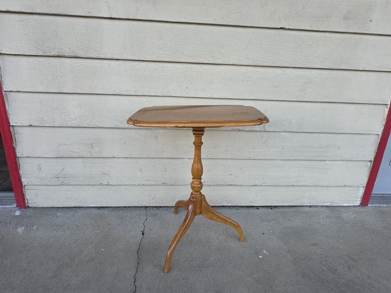 Ethan Allen Maple Spider Feet Tilt-Top Tray Side Wood Table