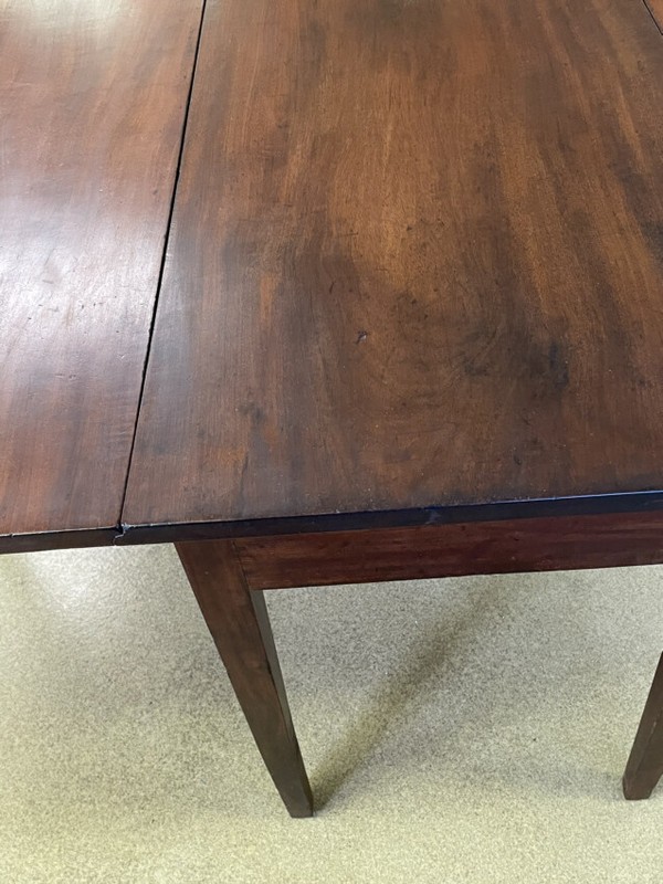 Rare American Hepplewhite San Domingo mahogany dining table Federal period c1810 gallery