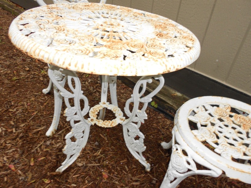 ANTIQUE ORIGINAL ORNATE CAST IRON ROSE PATTERN GARDEN TABLE 23x25in + 2 CHAIRS!! gallery